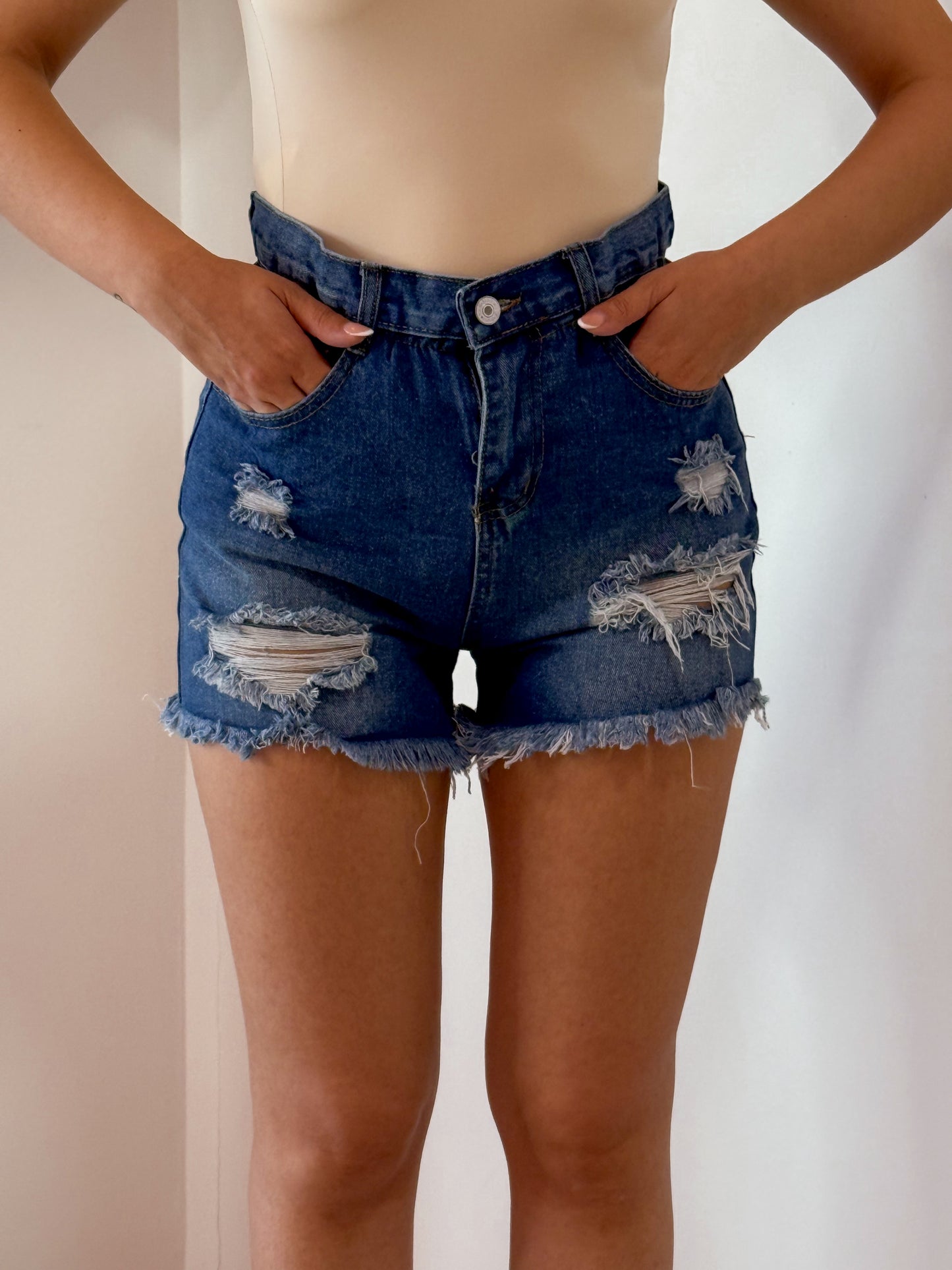 SHORTS CON STRAPPI