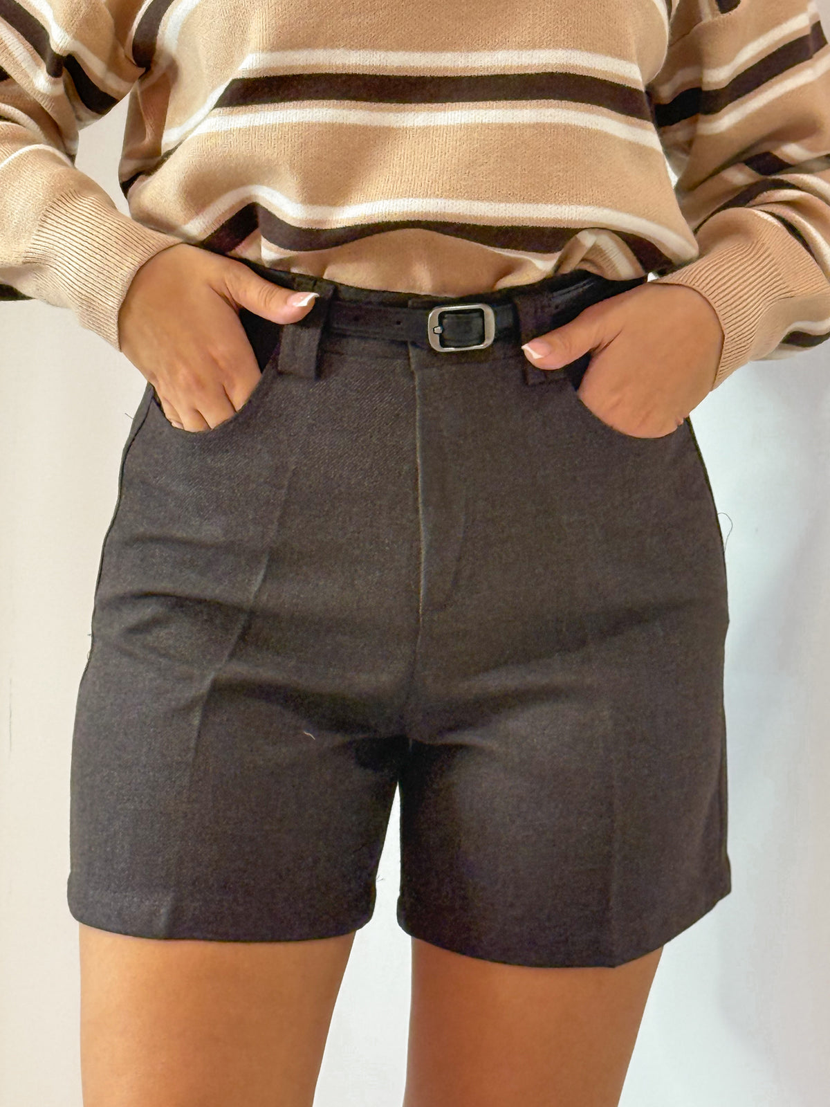 PANTALONCINO MARRONE E CINTURINO
