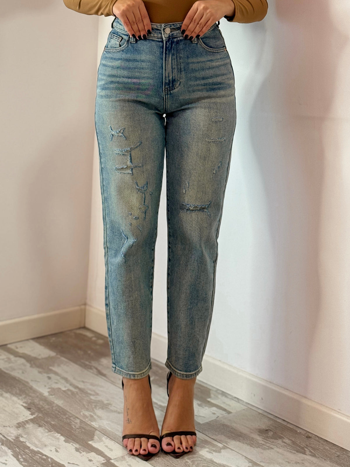 JEANS MOMFIT STRAPPO 567