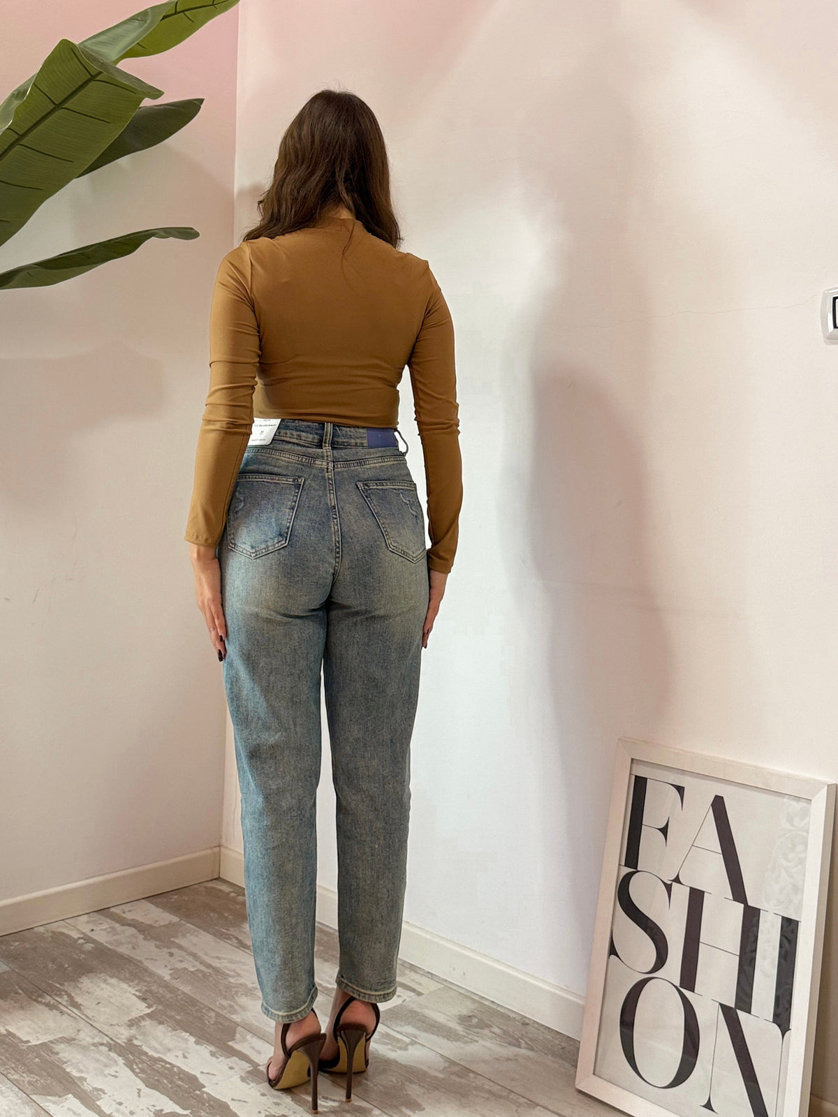 JEANS MOMFIT STRAPPO 567