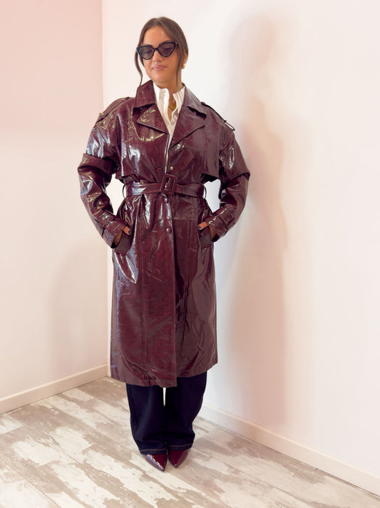 Trench in vernice bordeaux