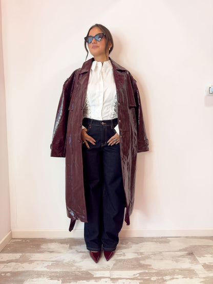 Trench in vernice bordeaux
